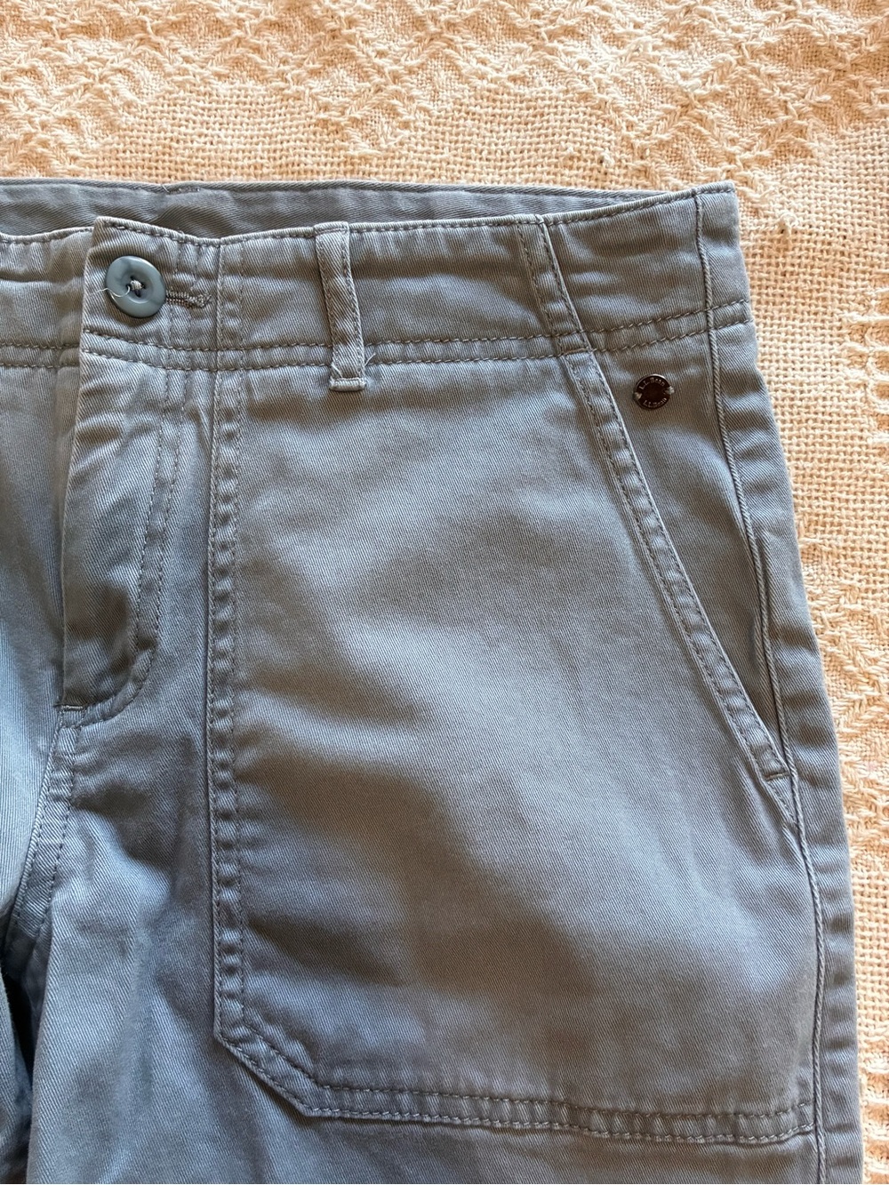 L.L. Bean Favorite Fit Shorts Womens Sz 4 Blue Gray Chino Flat Front Casual - Picture 6 of 11